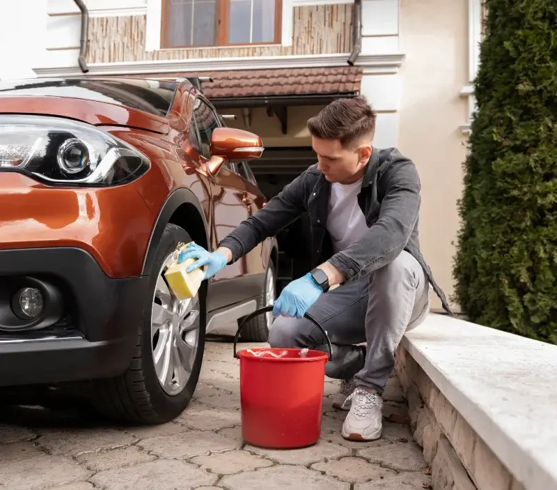 Lavage auto à domicile Pila-Canale : professionnel intervenant sur un véhicule